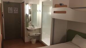 Douche, articles de toilette gratuits, sèche-cheveux