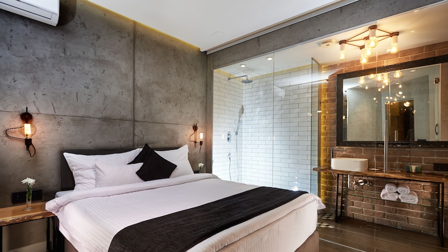 One Luxury Suites