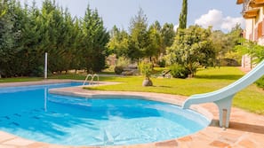 Una piscina al aire libre de temporada