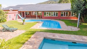 Una piscina al aire libre de temporada