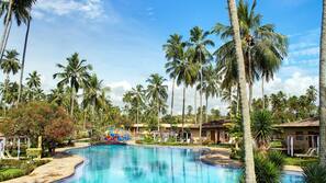 7 piscinas externas, espreguiçadeiras