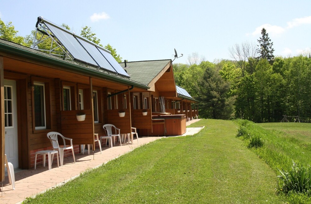 Quiet Bay Log Motel & Bed and Breakfast in Huntsville, Canada