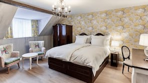 Free minibar, in-room safe, desk, blackout curtains