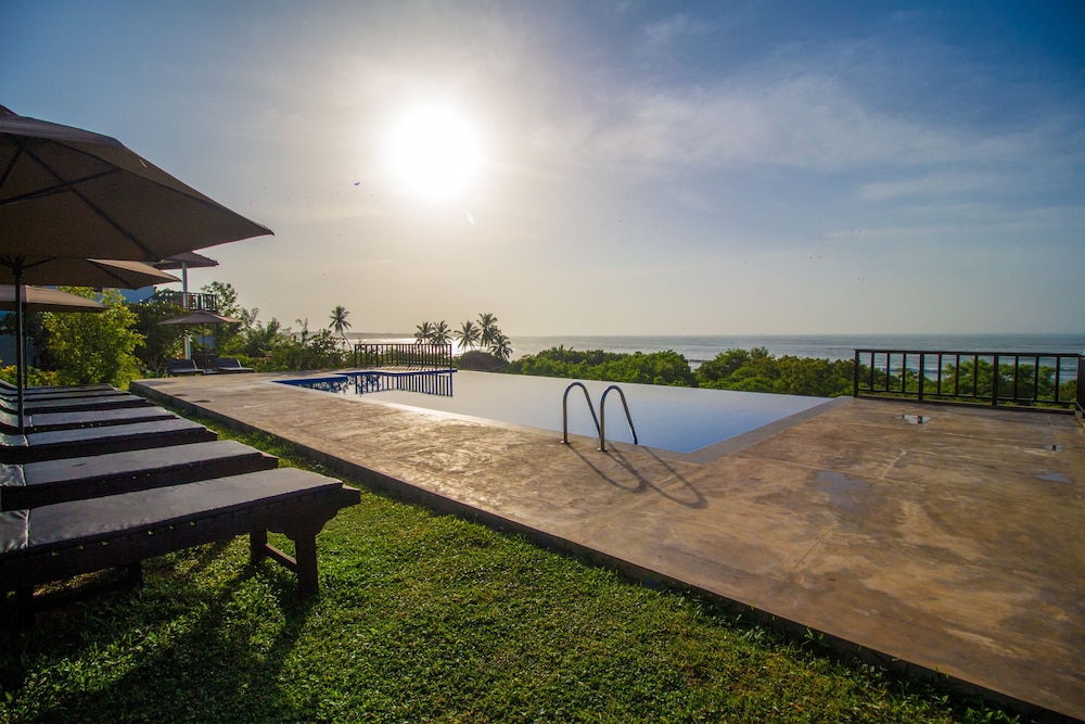 Infinity pool, Ananthaya Beach