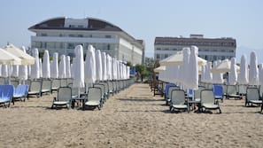 Privatstrand, Liegestühle, Sonnenschirme, Strandtücher