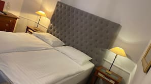 Roupas de cama premium, frigobar, cortinas blackout