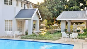 Piscine extérieure, parasols de plage, chaises longues