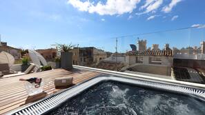 Bañera de hidromasaje al aire libre