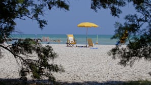 Sulla spiaggia, lettini da mare, ombrelloni