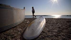 Sulla spiaggia, lettini da mare, ombrelloni