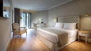 Minibar, in-room safe, desk, iron/ironing board