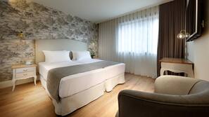 Minibar, in-room safe, desk, iron/ironing board
