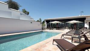 Una piscina al aire libre