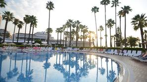 Indoor pool, 2 outdoor pools