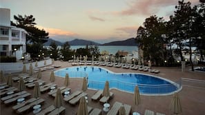 2 outdoor pools