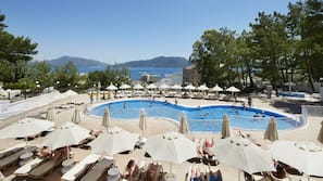 2 outdoor pools