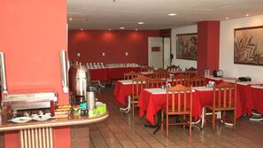 Café da manhã em estilo buffet grátis todos os dias