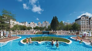 Innenpool, 3 Außenpools, Sonnenschirme, Liegestühle