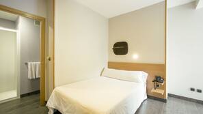 Caja fuerte, cortinas opacas, wifi gratis y ropa de cama