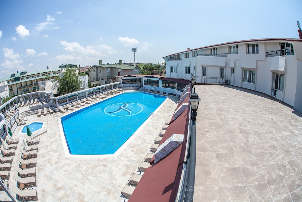 Outdoor pool, Cuci Hotel di Mare Bayramoglu