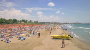 Privatstrand, Liegestühle, Sonnenschirme, Strandtücher