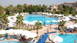 Innenpool, 2 Außenpools, Sonnenschirme, Liegestühle