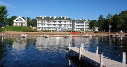 Quarterdeck Resort & Restaurant