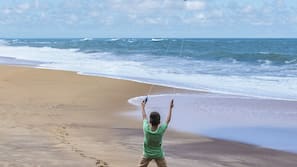 Plage, sable blanc, chaises longues, parasols