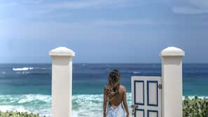 Plage, sable blanc, chaises longues, parasols