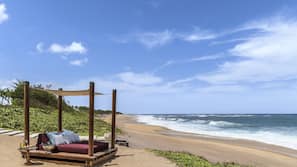 Plage, sable blanc, chaises longues, parasols
