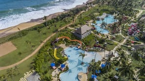 3 piscines extérieures, parasols de plage, chaises longues