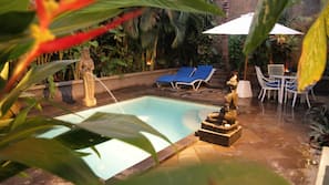 Kolam renang indoor dan kolam renang outdoor