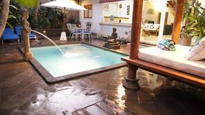 Kolam renang indoor dan kolam renang outdoor