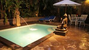 Kolam renang indoor dan kolam renang outdoor