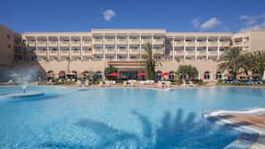 Piscina interna, piscina externa, guarda-sóis, espreguiçadeiras