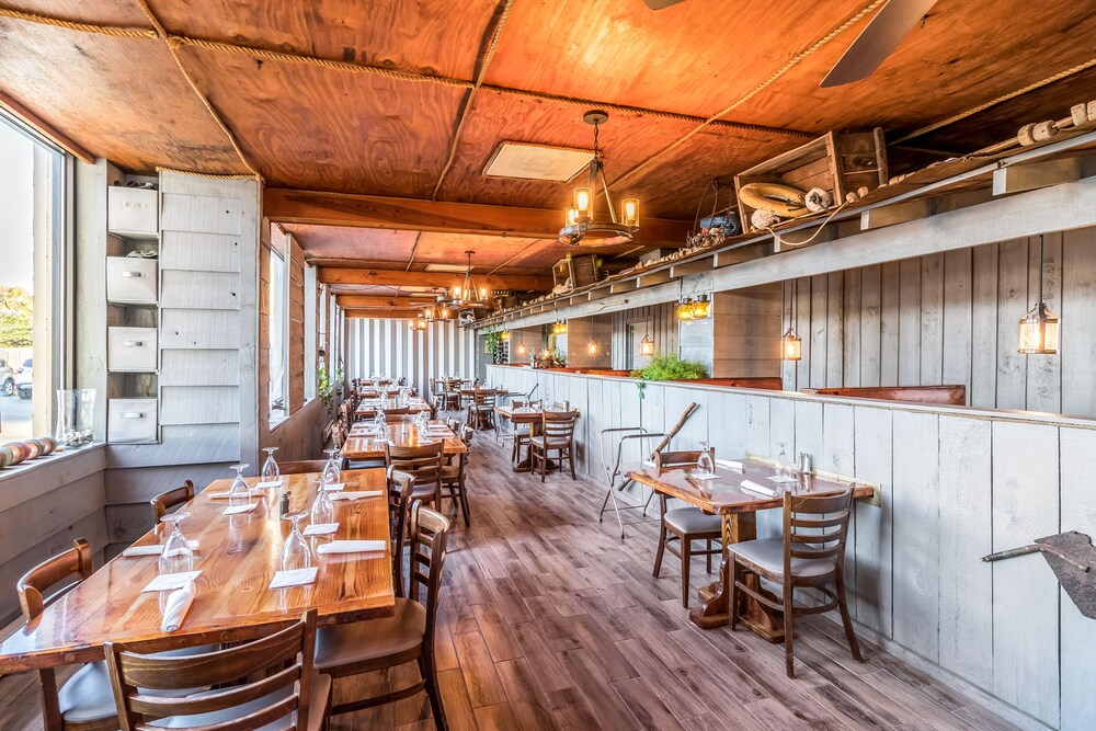 Crystal Coast Oceanfront Hotel, Pine Knoll Shores 114 Room Prices & Reviews Travelocity