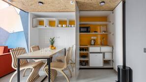 Frigorífico, microondas, hervidor eléctrico y utensilios de cocina