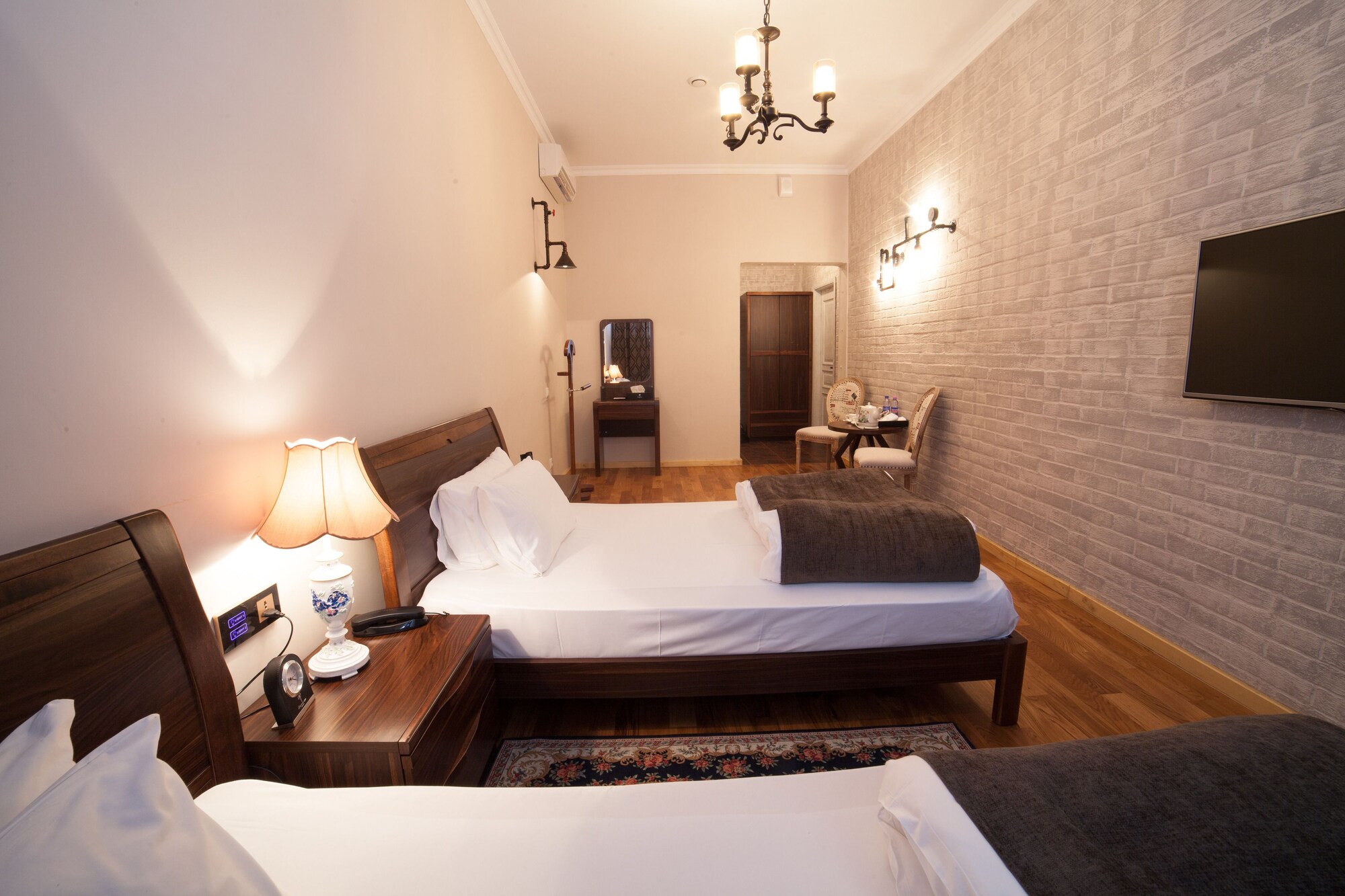 Изголовье кровати у окна в спальне. Left rooms. Персиковые стены в интерьере. Кровать изголовьем к окну. Отели во франции париж.