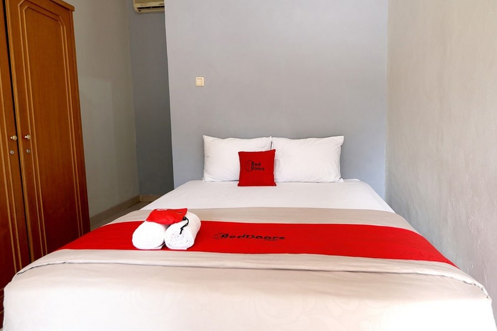 Foto - Reddoorz Plus @ Karet Pedurenan 3