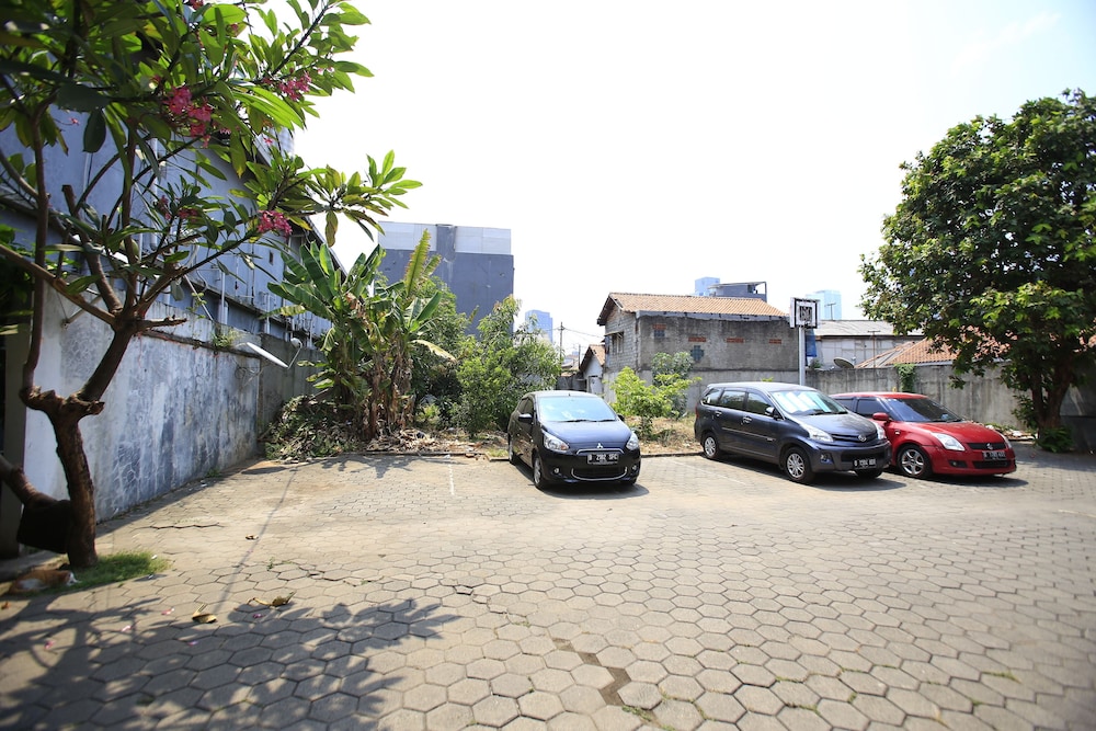 Foto - Reddoorz Plus @ Karet Pedurenan 3