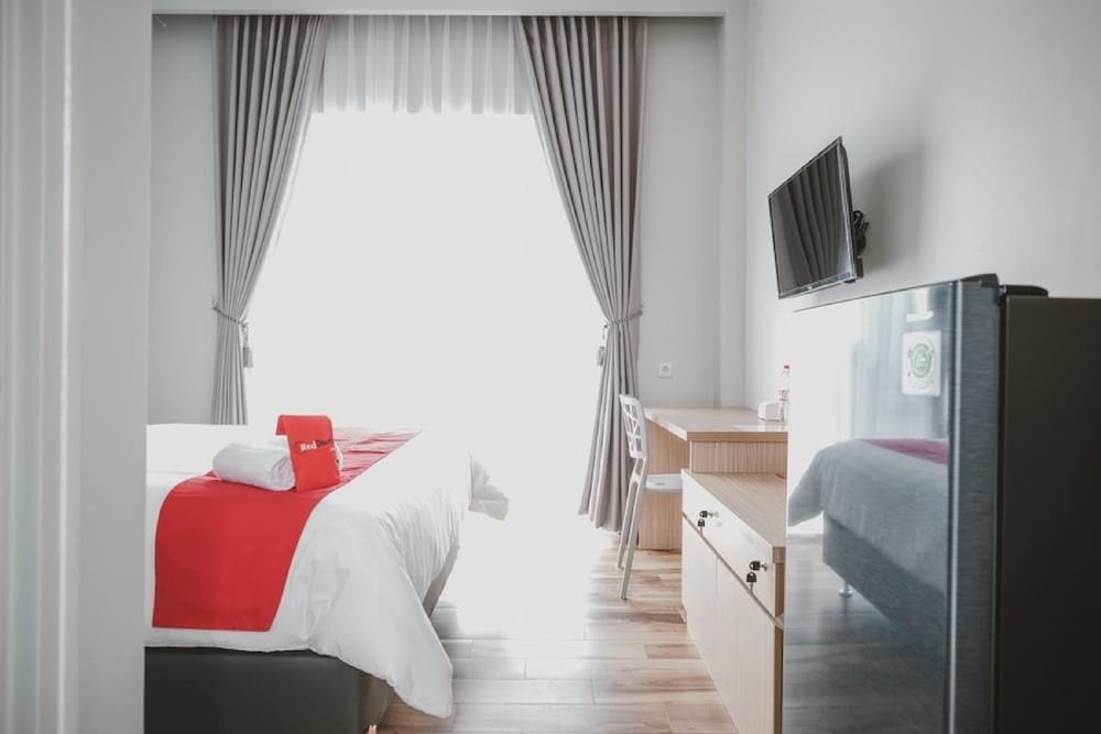 Foto - Reddoorz Plus @ Karet Pedurenan 3