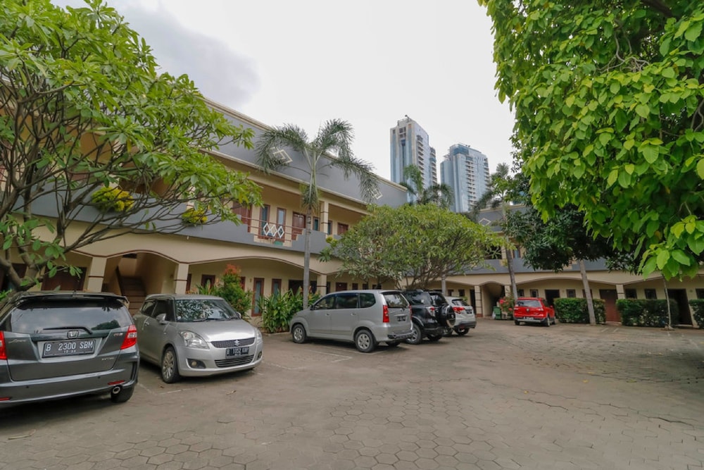 Foto - Reddoorz Plus @ Karet Pedurenan 3