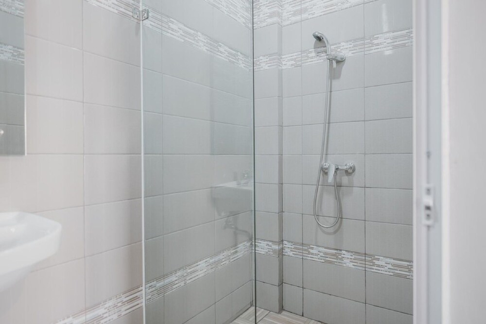 Foto - Reddoorz Plus @ Karet Pedurenan 3