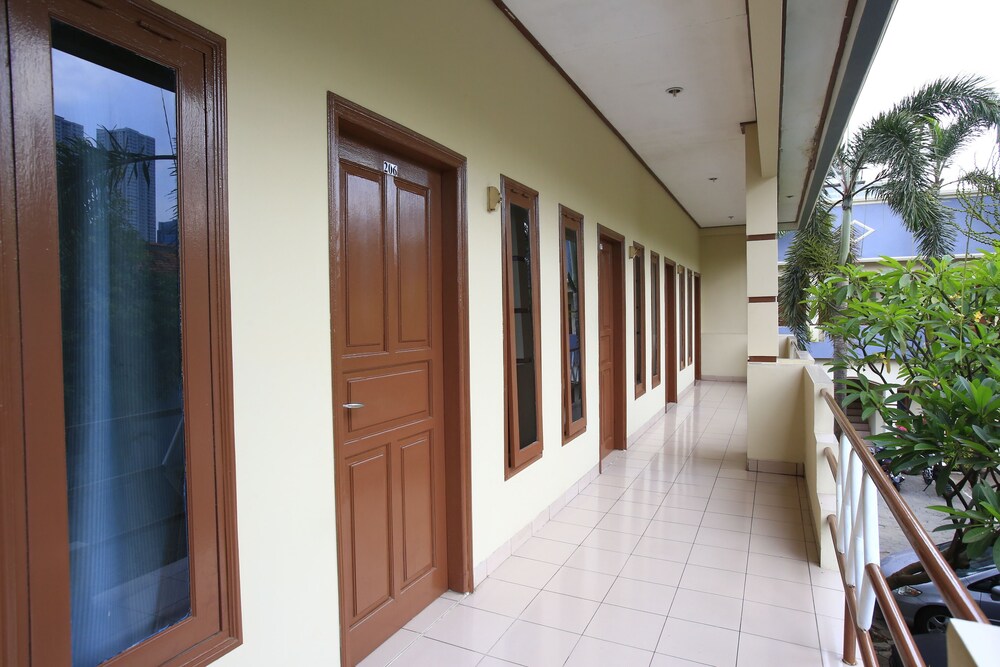 Foto - Reddoorz Plus @ Karet Pedurenan 3