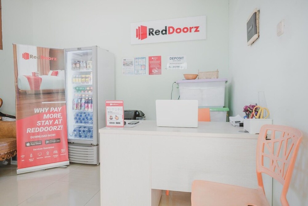 Foto - Reddoorz Plus @ Karet Pedurenan 3