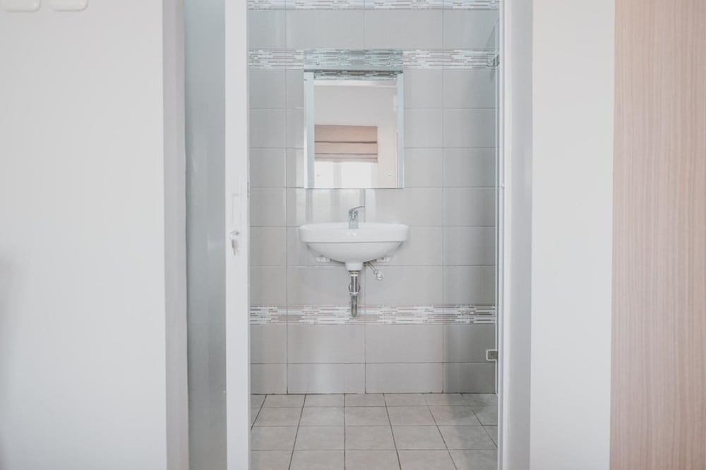 Foto - Reddoorz Plus @ Karet Pedurenan 3