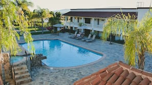 Una piscina al aire libre