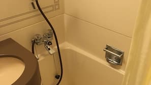 Kombinasi shower/bathtub dan perlengkapan mandi gratis