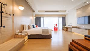 1 bedroom, Egyptian cotton sheets, premium bedding, down comforters