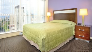 Tabla de planchar con plancha, wifi (de pago), ropa de cama
